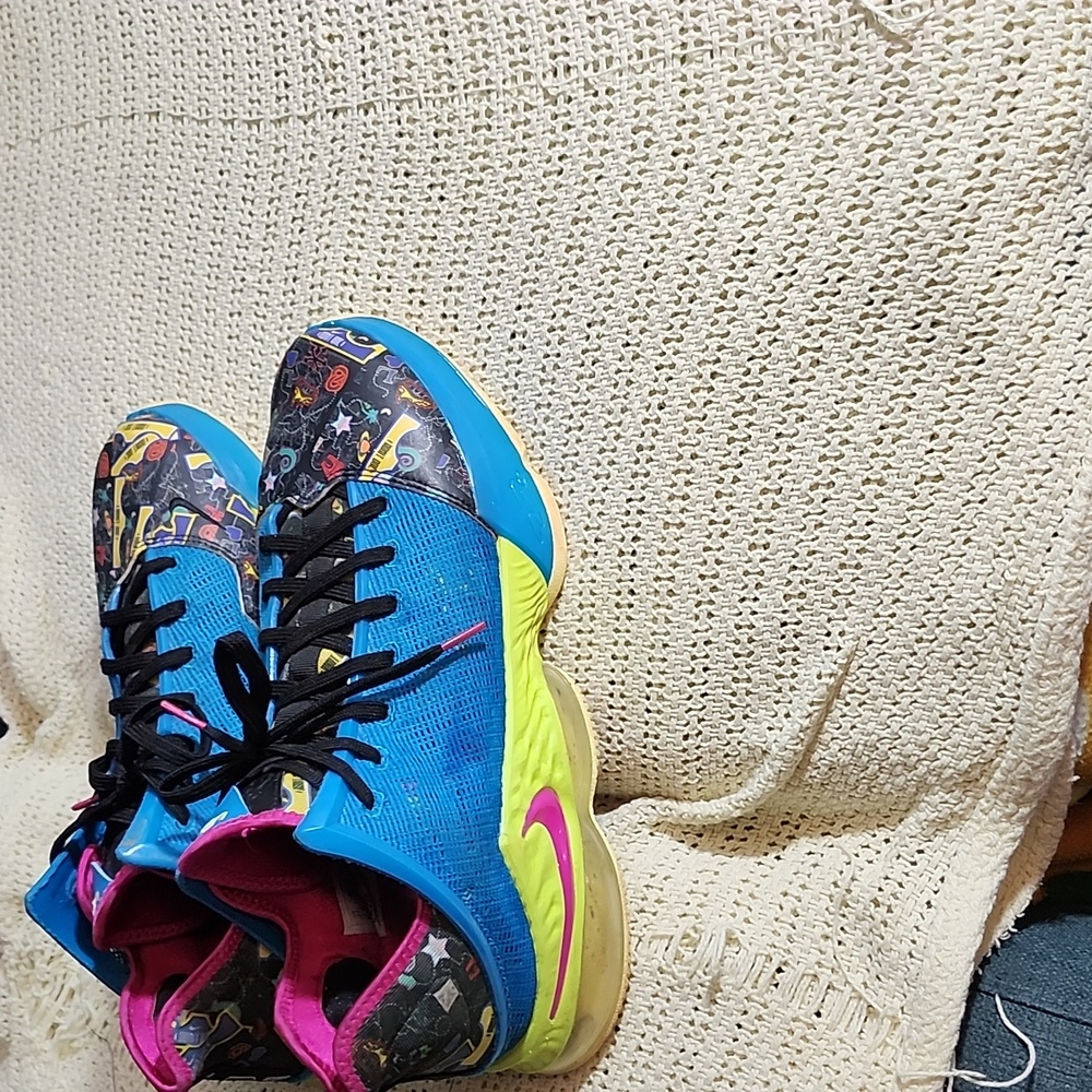 Lebron James sneakers Men's size 13